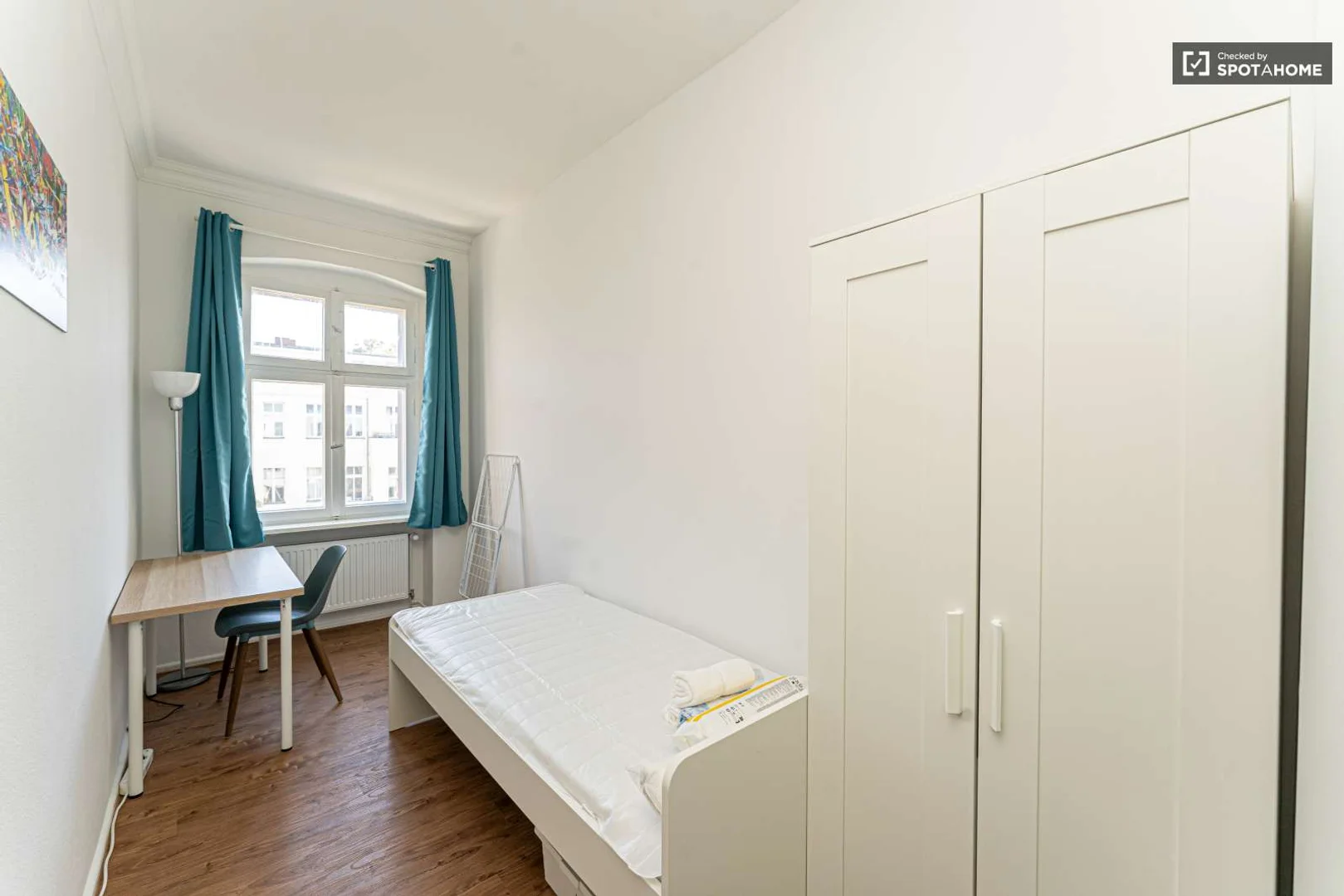Chambre d'étudiant lumineuse et aérée avec accès facile à l'université dans