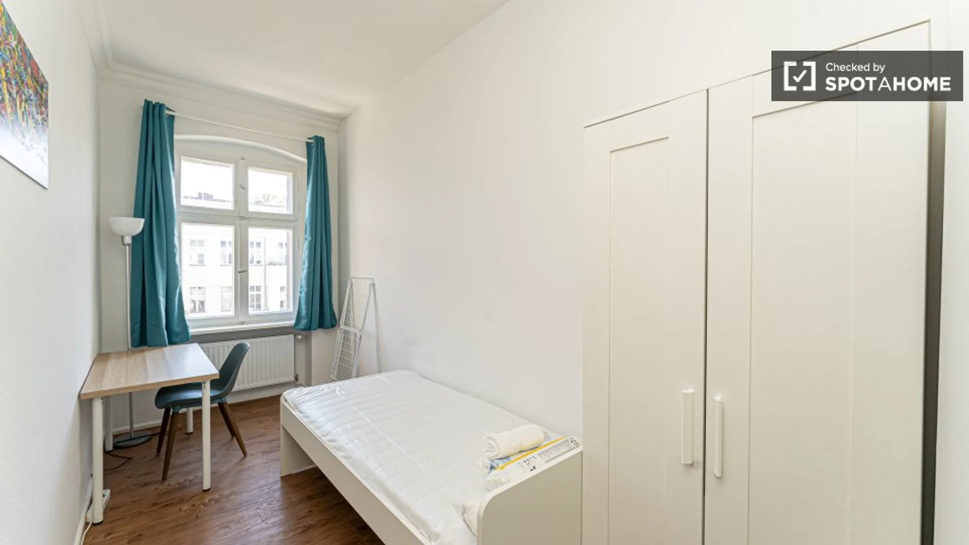 Chambre d'étudiant lumineuse et aérée avec accès facile à l'université dans