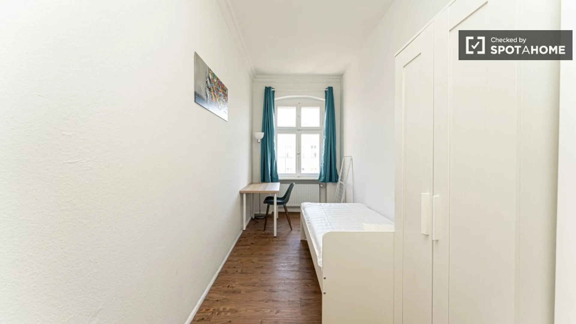 Chambre abordable pour les étudiants avec un bon éclairage dans