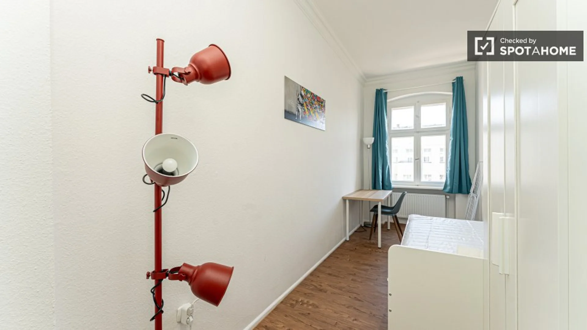 Chambre d'étudiant à avec espace d'étude et installations communes