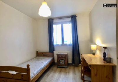 Cheap private room in Noisy-le-grand