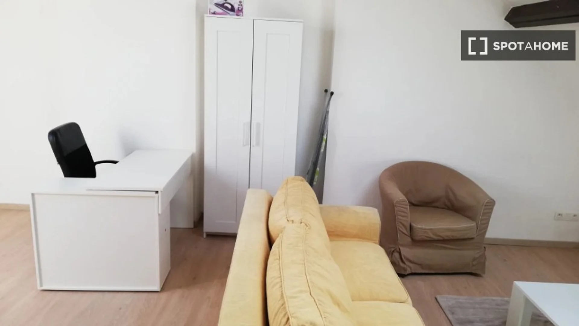 Convenient studio apartment for student living in 