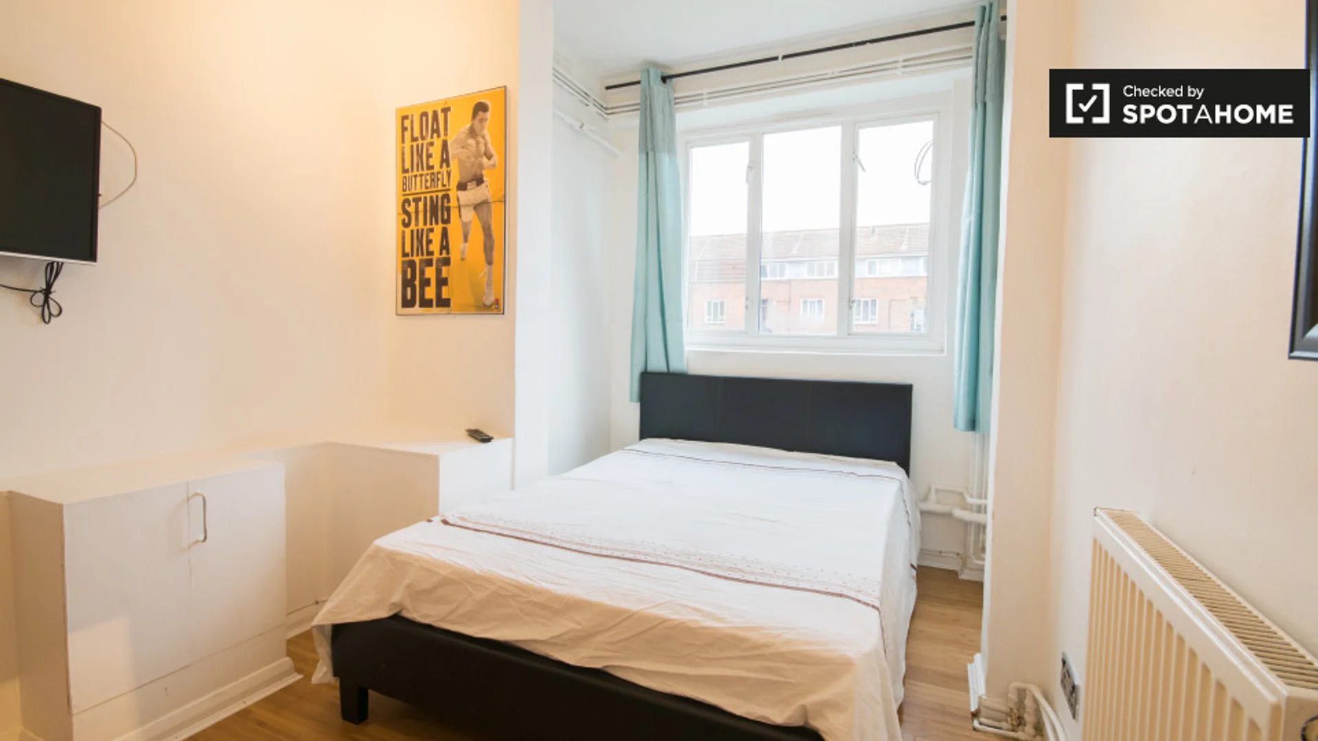 Quarto acessível para estudantes com iluminação ampla em 