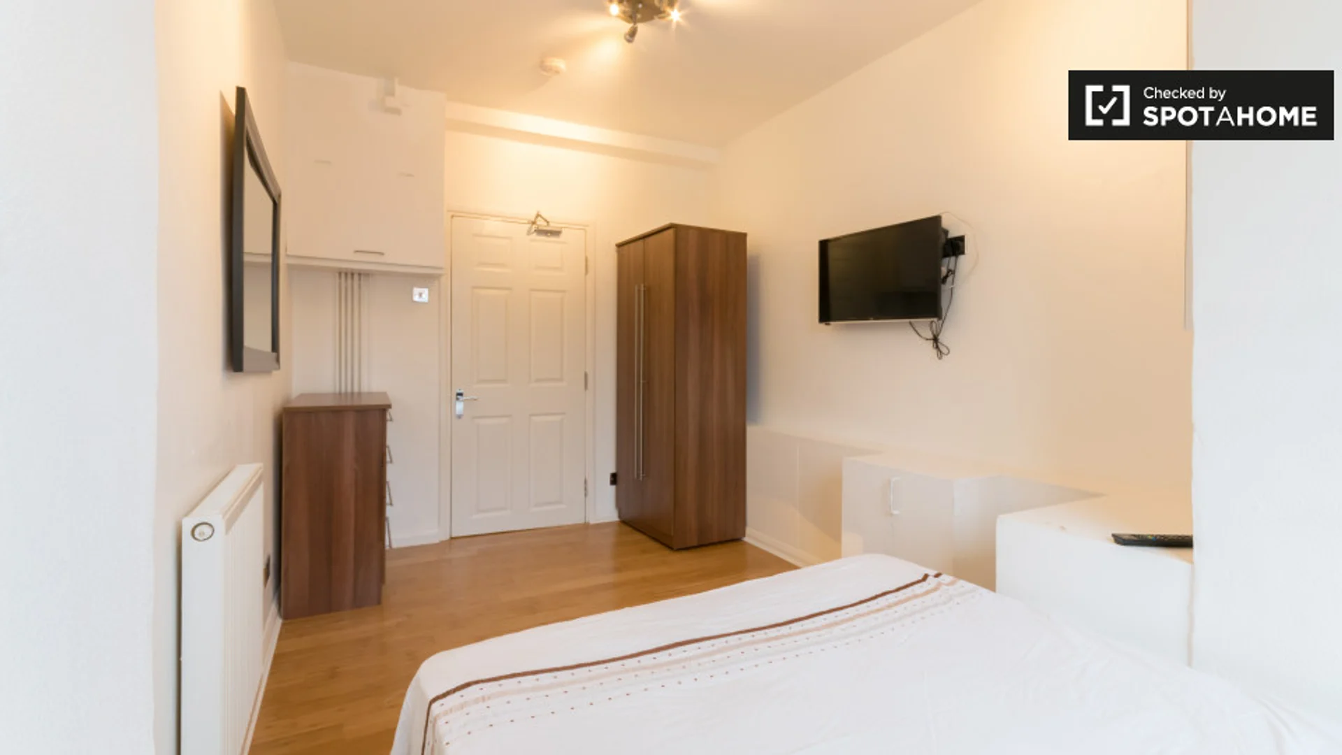 Quarto acessível para estudantes com iluminação ampla em 