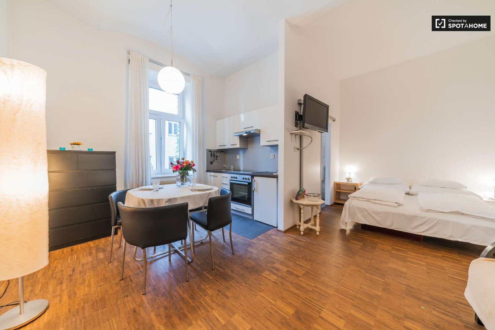 Very bright studio for rent in Vienna