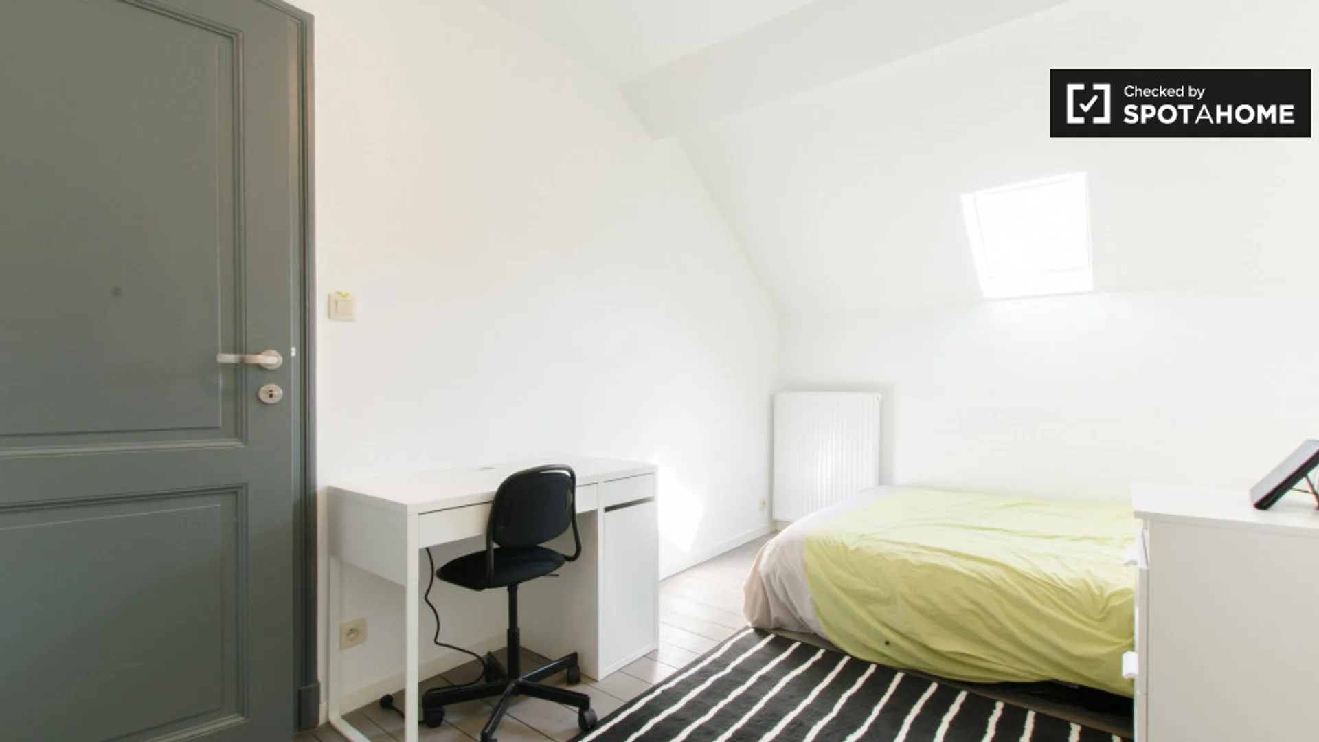 Habitación estudiantil luminosa y aireada con fácil acceso a la universidad en 
