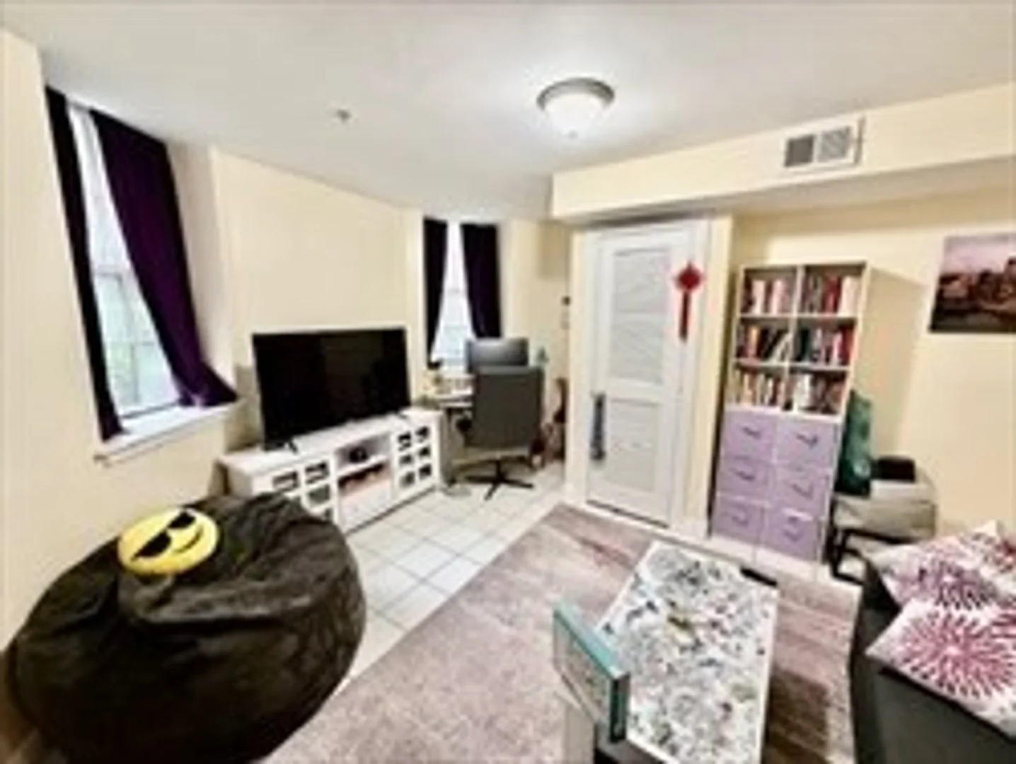 Chic studio apartment near campus in 