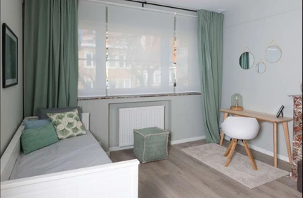 Cheap private room in Schaerbeek