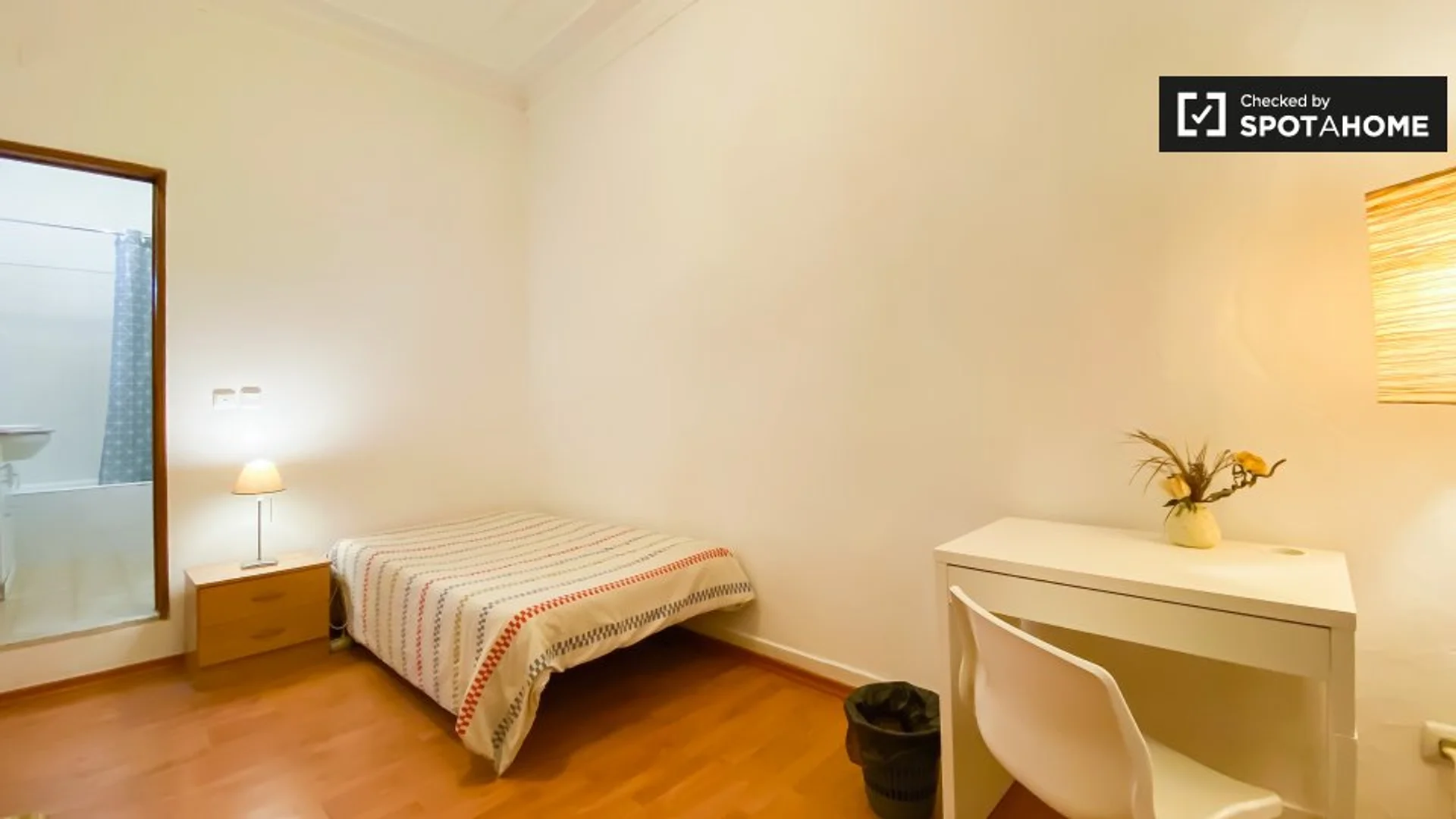 Quarto para alugar em apartamento de estudantes em , totalmente mobilado