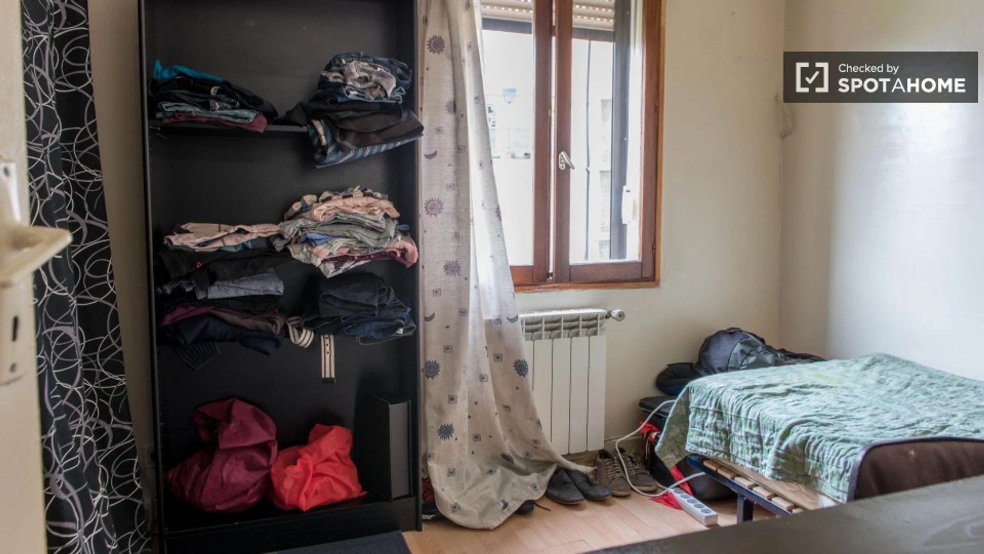 Stanza economica per studenti con ampia illuminazione in 