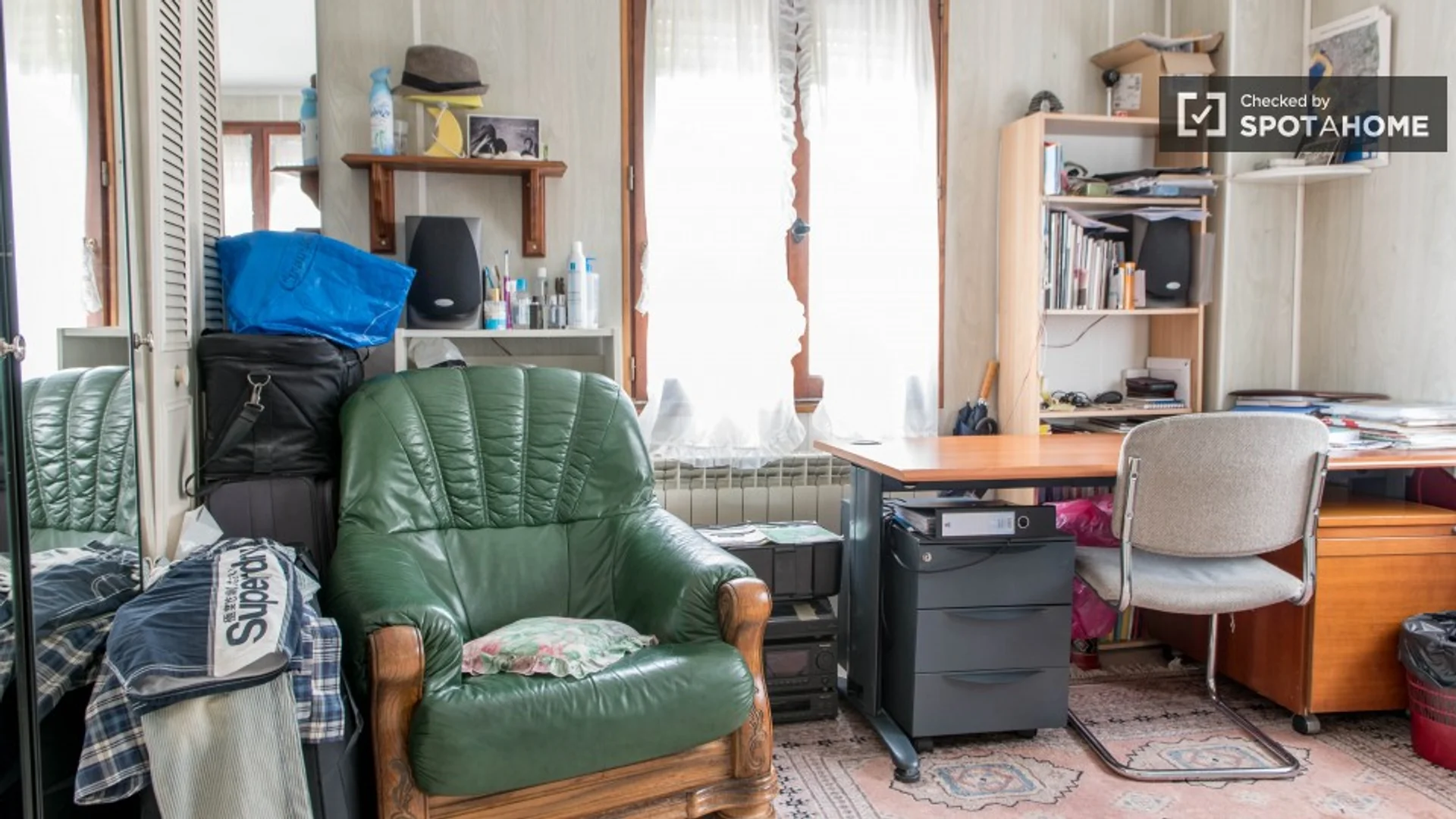 Room for rent in student apartment in , fully furnished