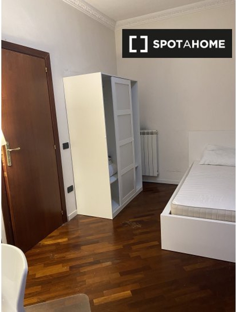 Bright private room in Naples