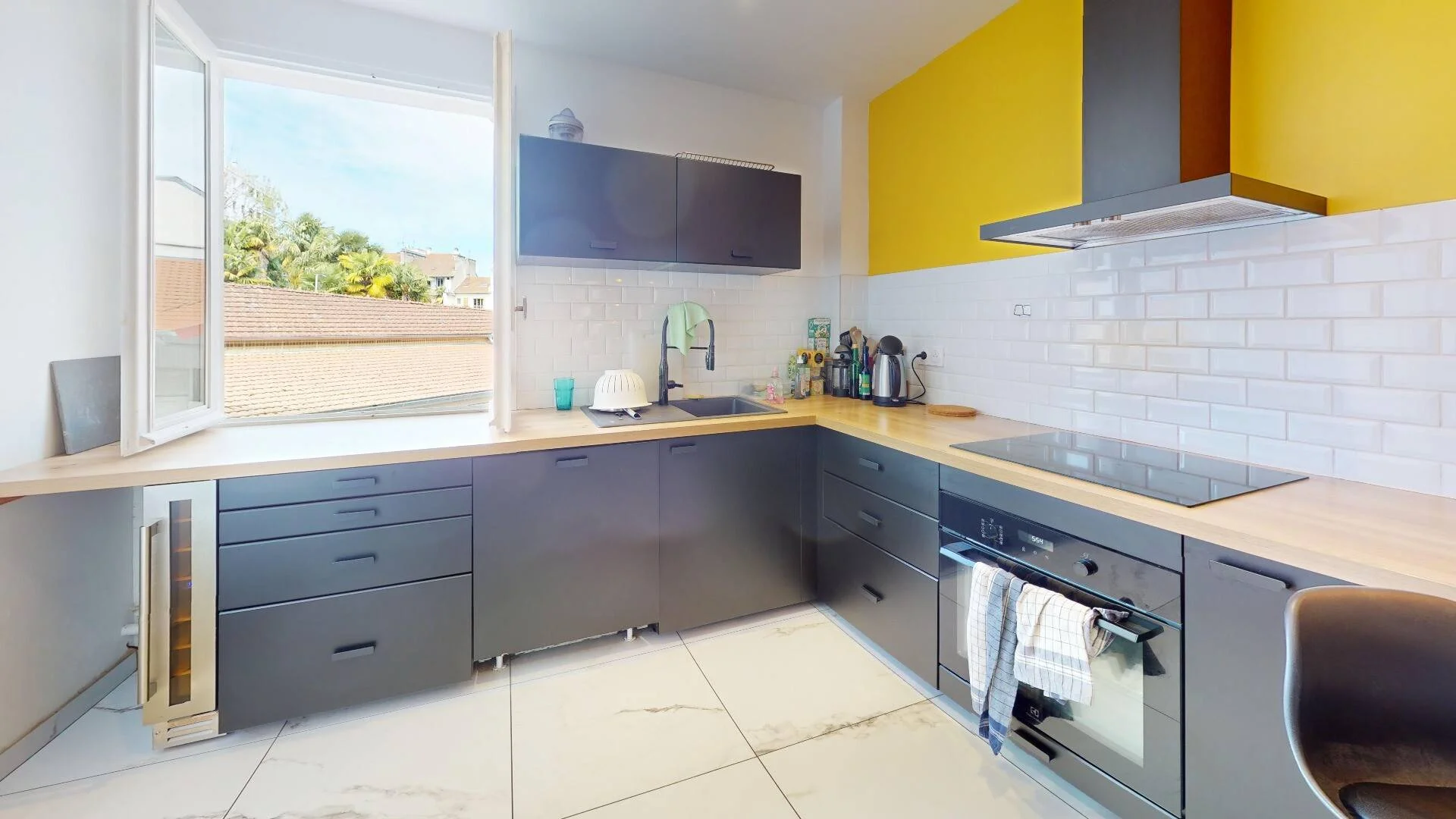 Quarto de estudante em  com área de estudo e instalações partilhadas