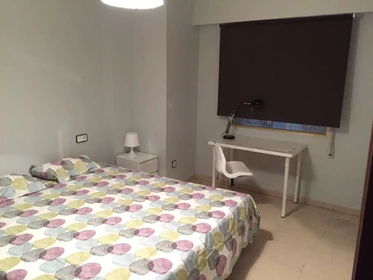 Helles Privatzimmer in Alicante-alacant