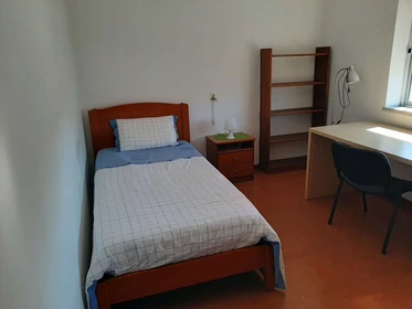 Quarto para alugar com cama de casal em Coimbra