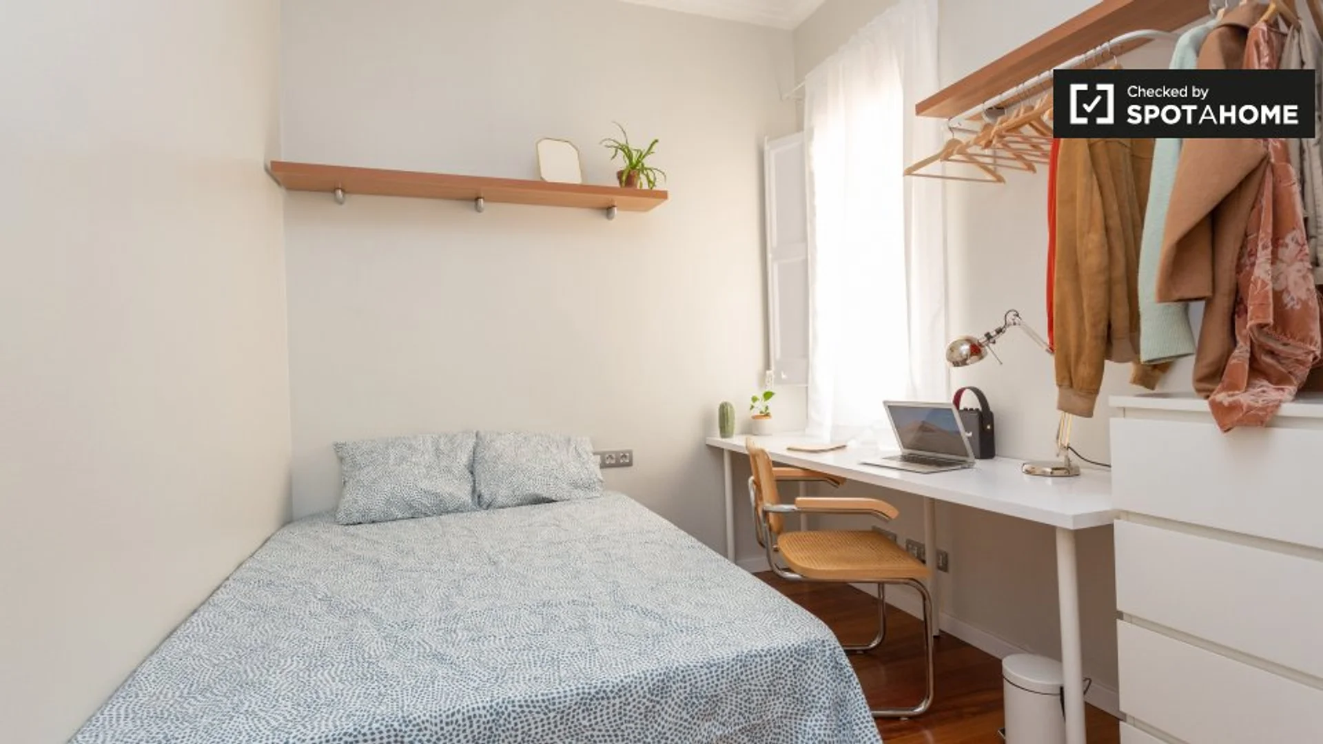 Chambre d'étudiant lumineuse et aérée avec accès facile à l'université dans 