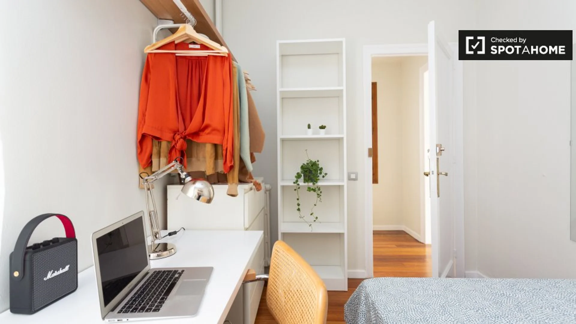 Chambre confortable pour étudiants disponible dans 