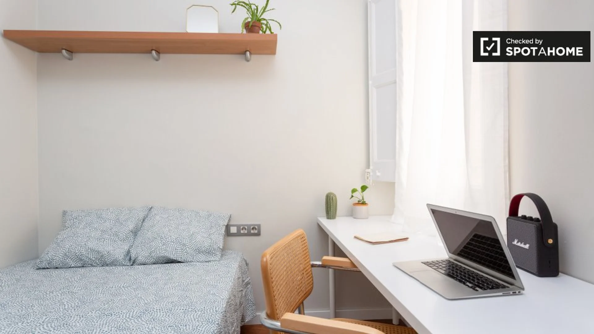 Chambre d'étudiant à  avec espace d'étude et installations communes