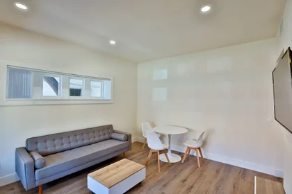 Stanza privata in 1426 W 27th St, immagine 1 di 9