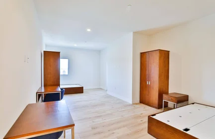 Private room at 1073 Exposition Blvd, image 7 of 13
