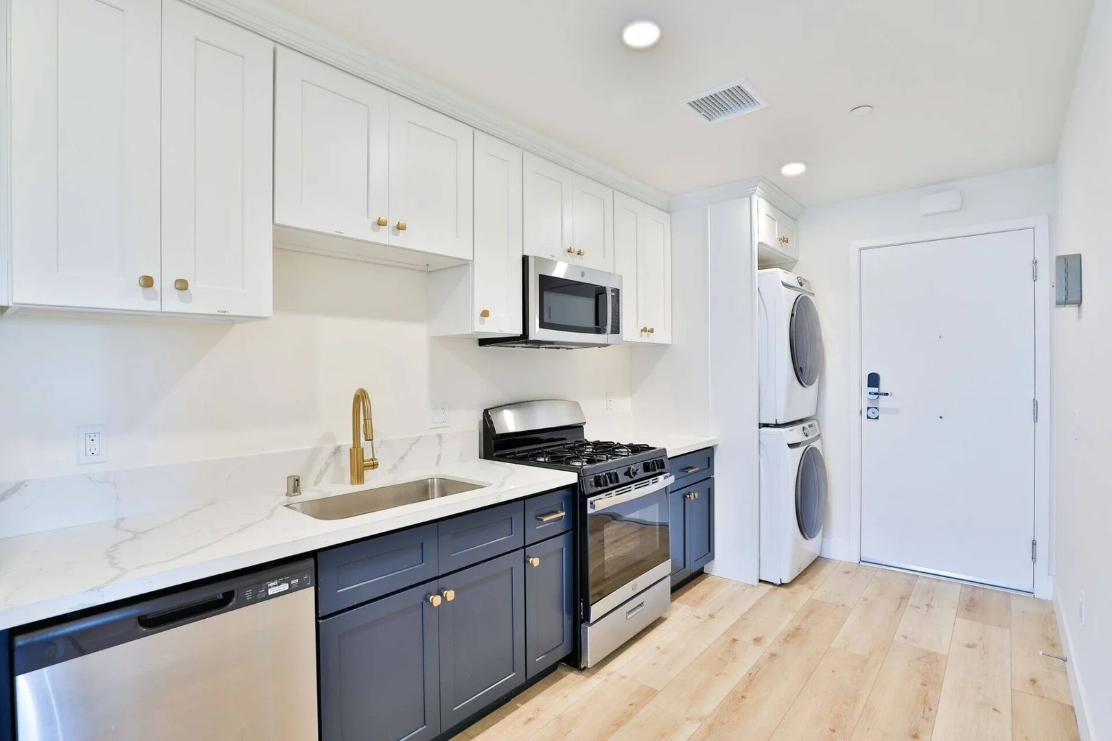Room for rent in student apartment in , fully furnished