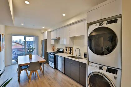 Stanza privata in 1164 W 37th Pl, immagine 4 di 19