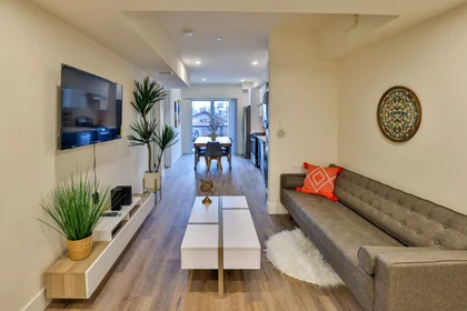 Stanza privata in 1164 W 37th Pl, immagine 8 di 19