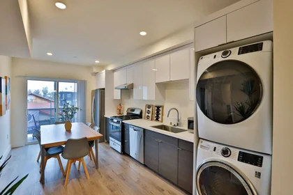 Stanza privata in 1164 W 37th Pl, immagine 9 di 19