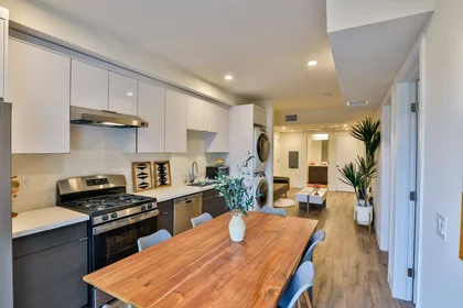 Stanza privata in 1164 W 37th Pl, immagine 10 di 19