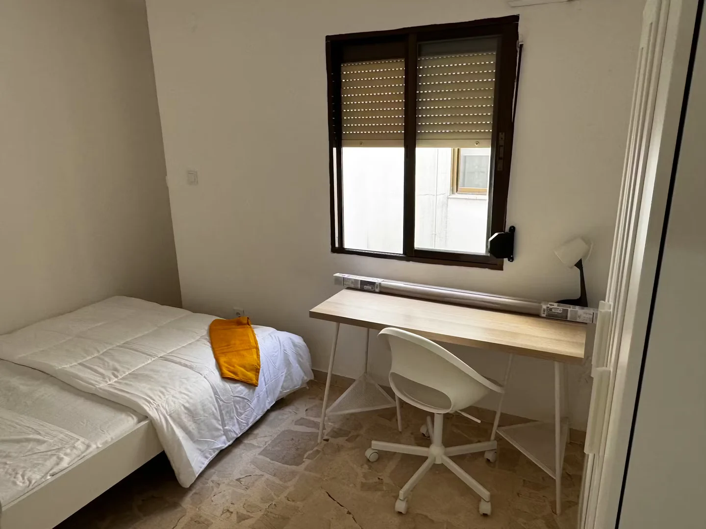 Chambre conviviale pour les étudiants dans  avec des équipements modernes