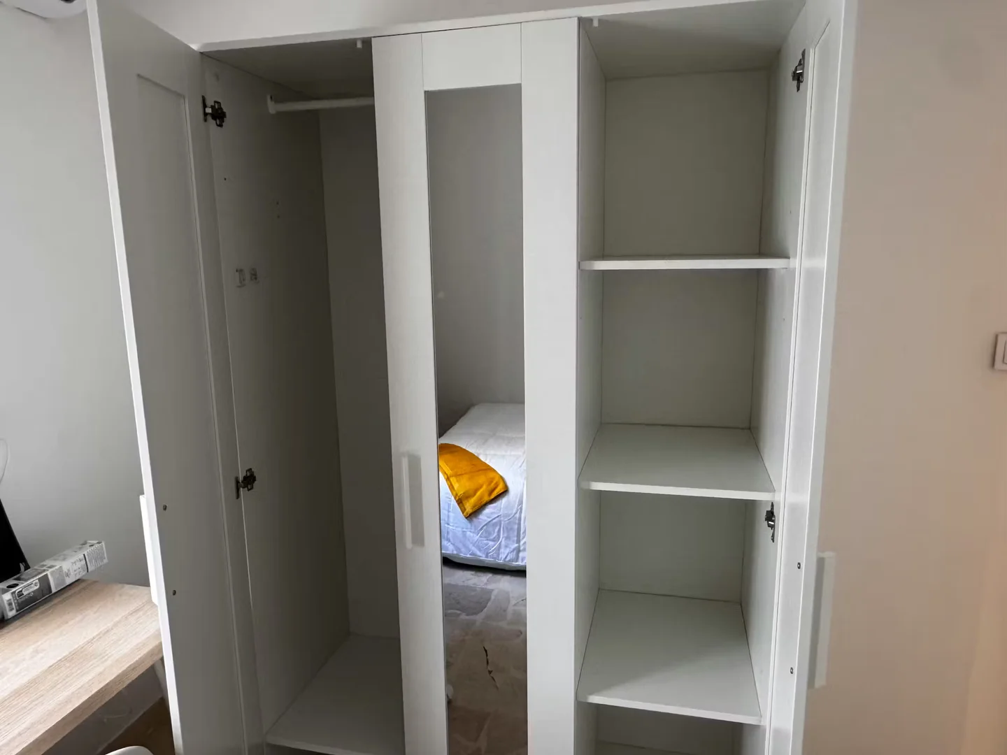 Chambre abordable pour les étudiants avec un bon éclairage dans 
