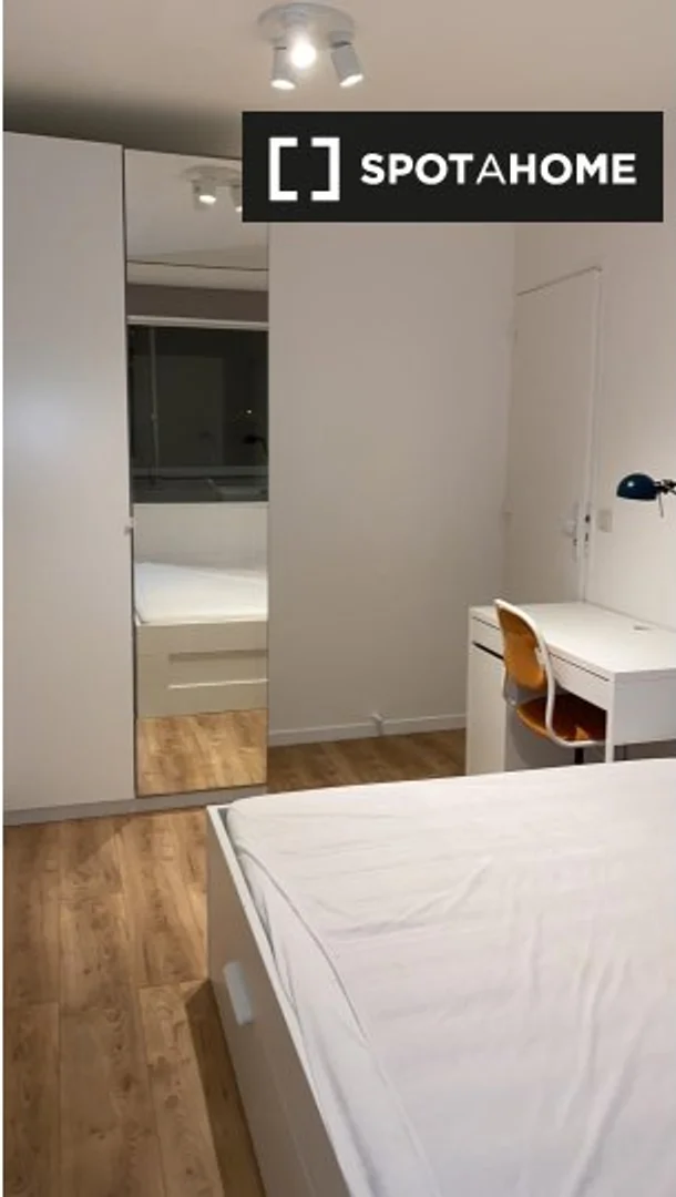 Quarto de estudante económico perto do campus em 