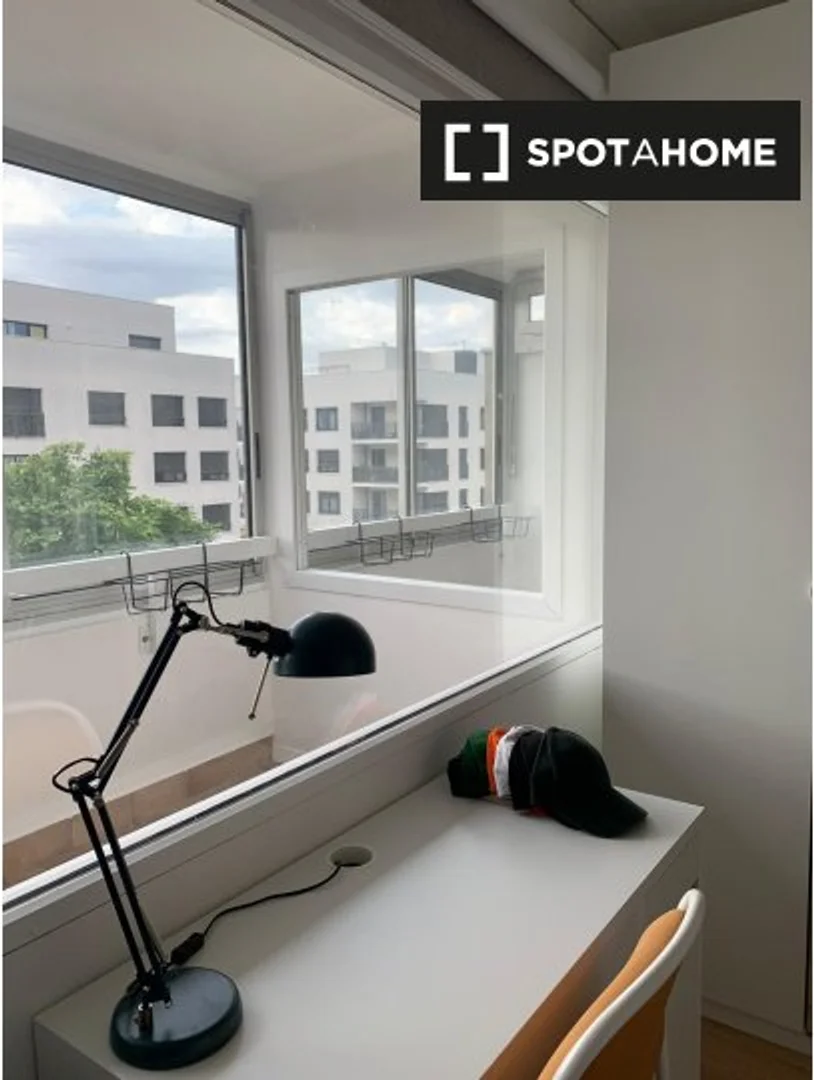 Quarto de estudante em  com área de estudo e instalações partilhadas