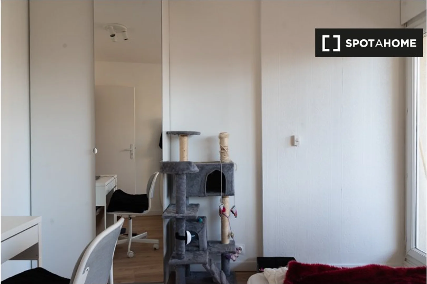 Quarto de estudante em  com área de estudo e instalações partilhadas