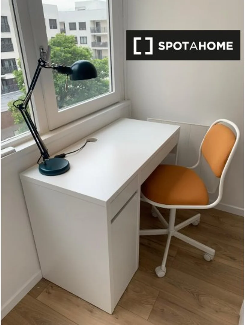 Habitación estudiantil funcional perfecta para estudiar en 