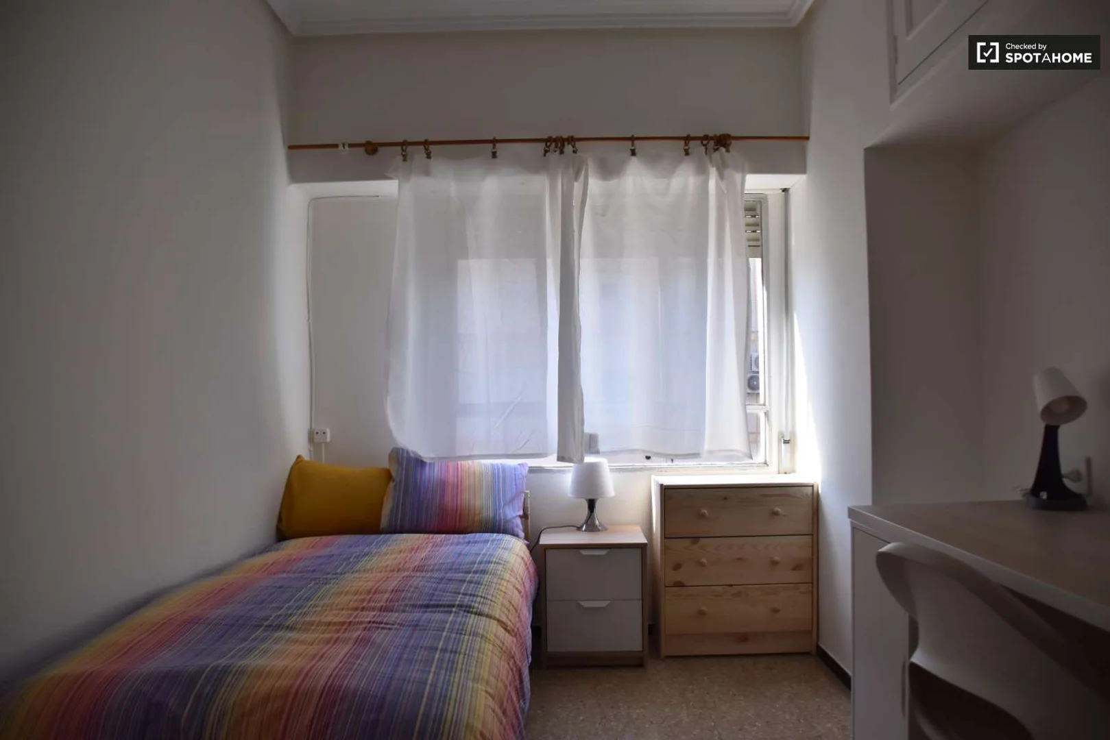 Funktionelles Studentenzimmer perfekt zum Studieren in