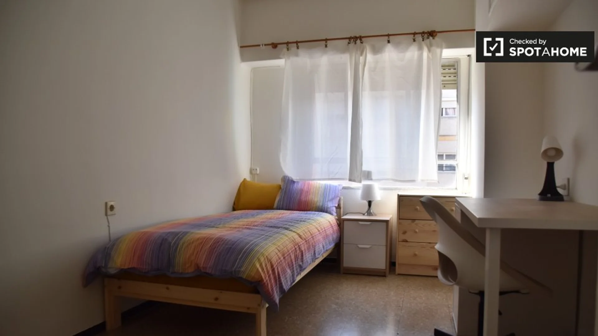 Studentenzimmer in mit Arbeitsbereich und Gemeinschaftseinrichtungen