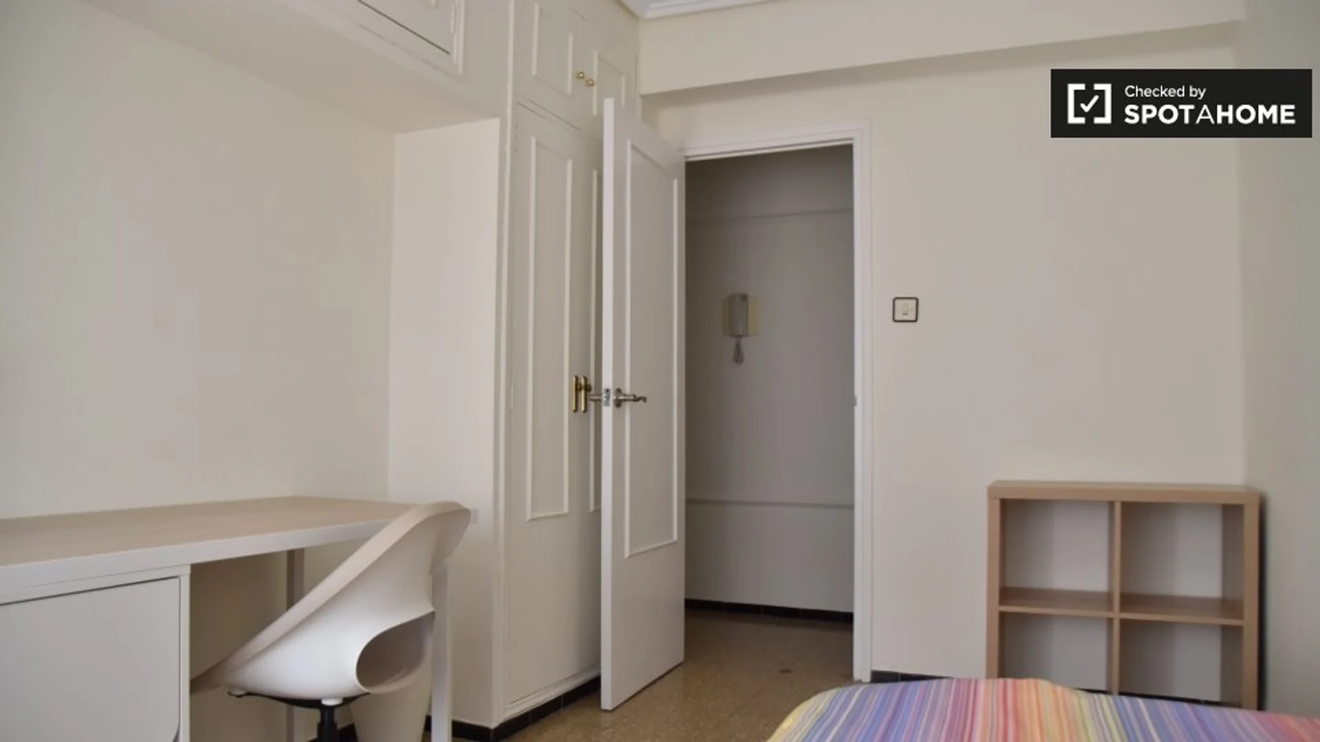 Zimmer in Studentenwohnung in zu vermieten, voll möbliert