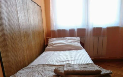 {area} de aylık kiralık oda