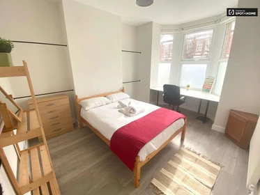 Cheap private room in London