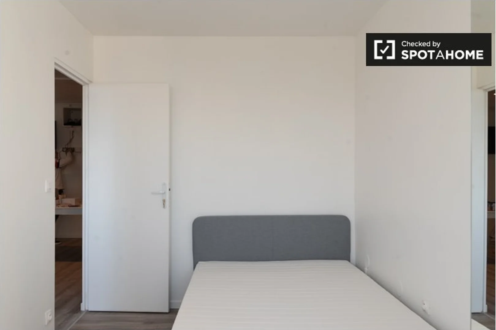 Functional student room perfect for studying in