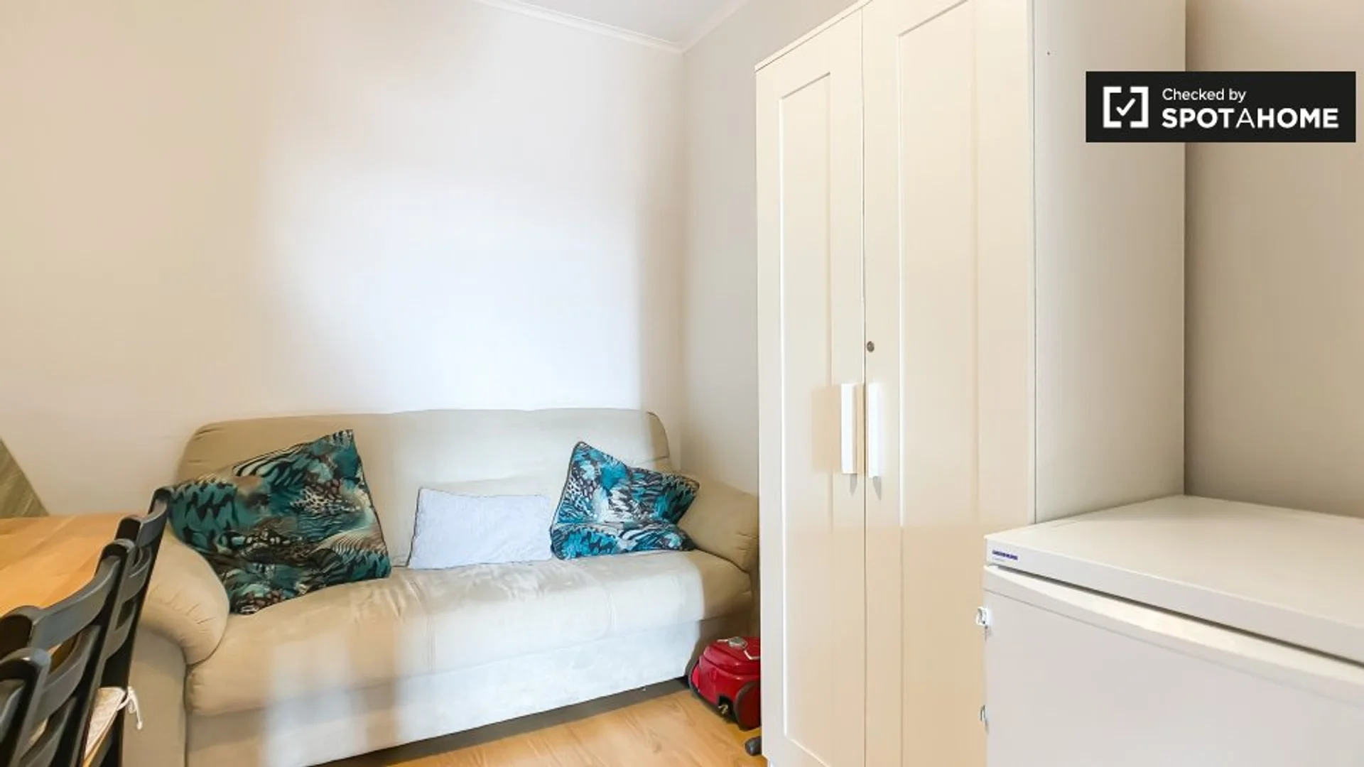 Bright and airy student room with easy university access in 