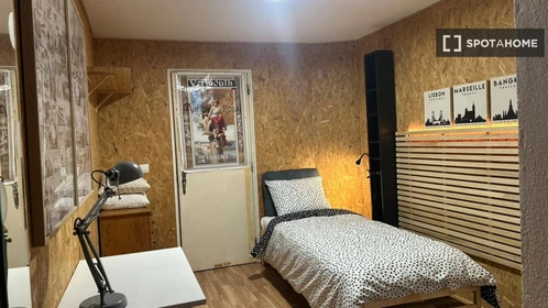 Chambre privée à Av. Infante Dom Henrique, 2775 Parede, Portugal, image 2 de 19