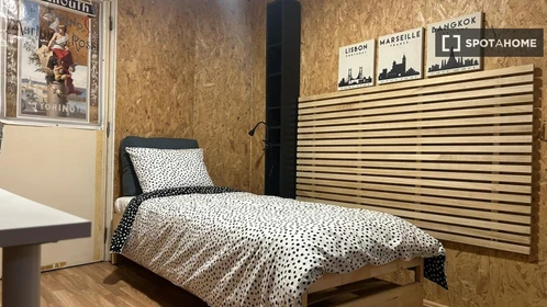 Private room at Av. Infante Dom Henrique, 2775 Parede, Portugal, image 3 of 19