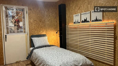 Private room at Av. Infante Dom Henrique, 2775 Parede, Portugal, image 8 of 19