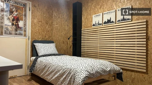 Private room at Av. Infante Dom Henrique, 2775 Parede, Portugal, image 9 of 19