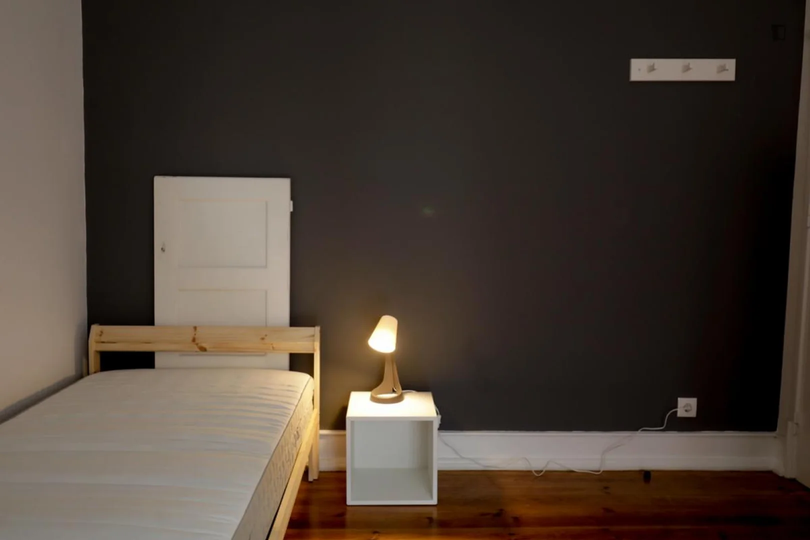 Quarto de estudante luminoso e arejado com acesso fácil à universidade em 