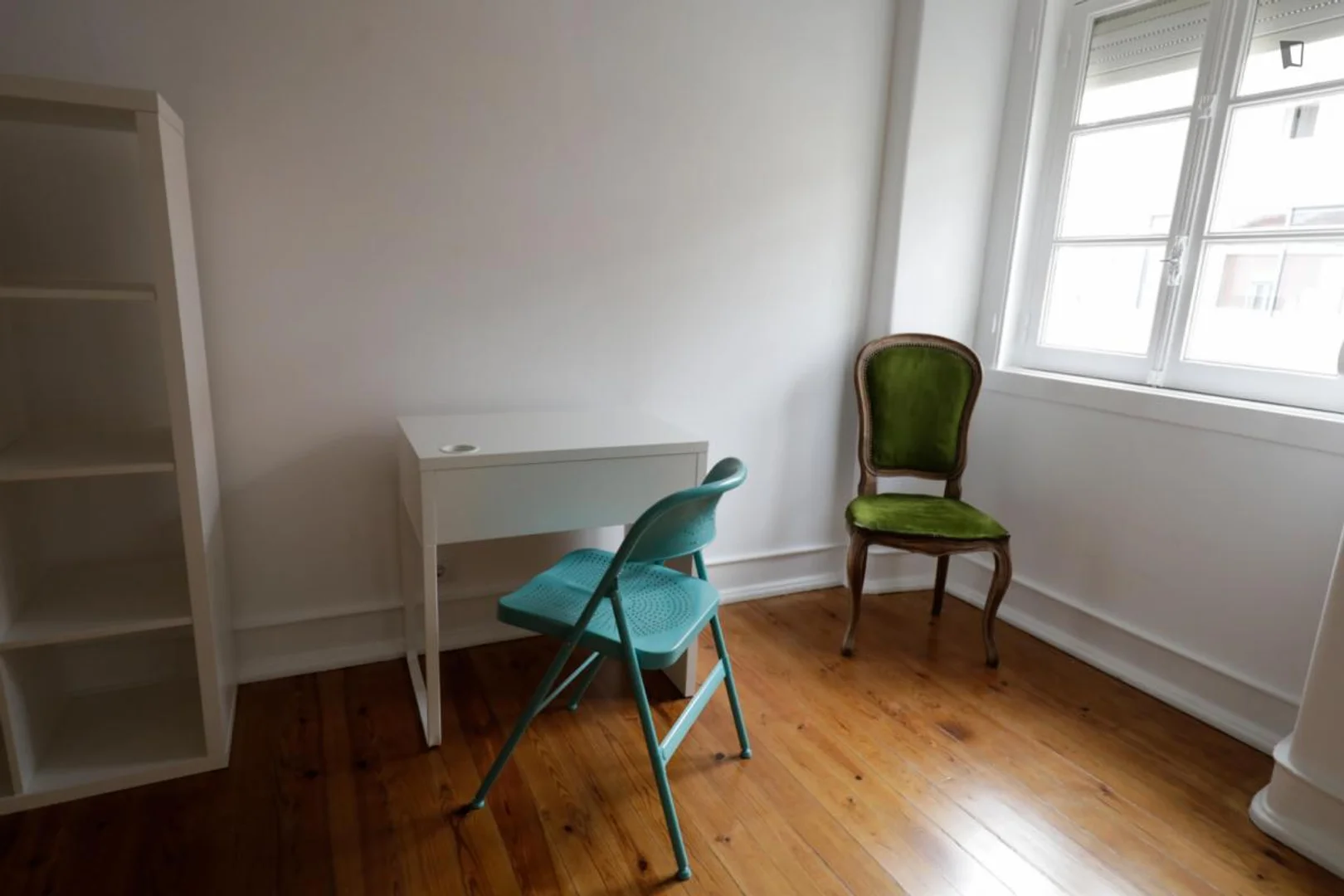 Quarto de estudante confortável e espaçoso em 