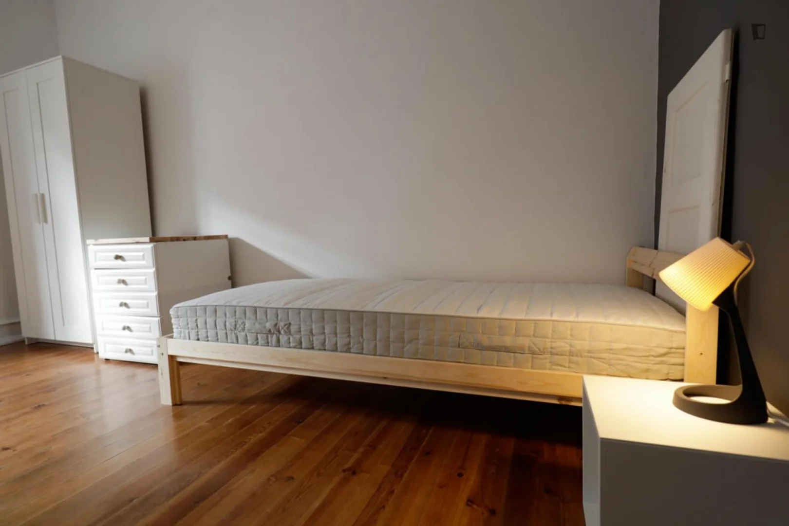 Quarto de estudante em  com área de estudo e instalações partilhadas