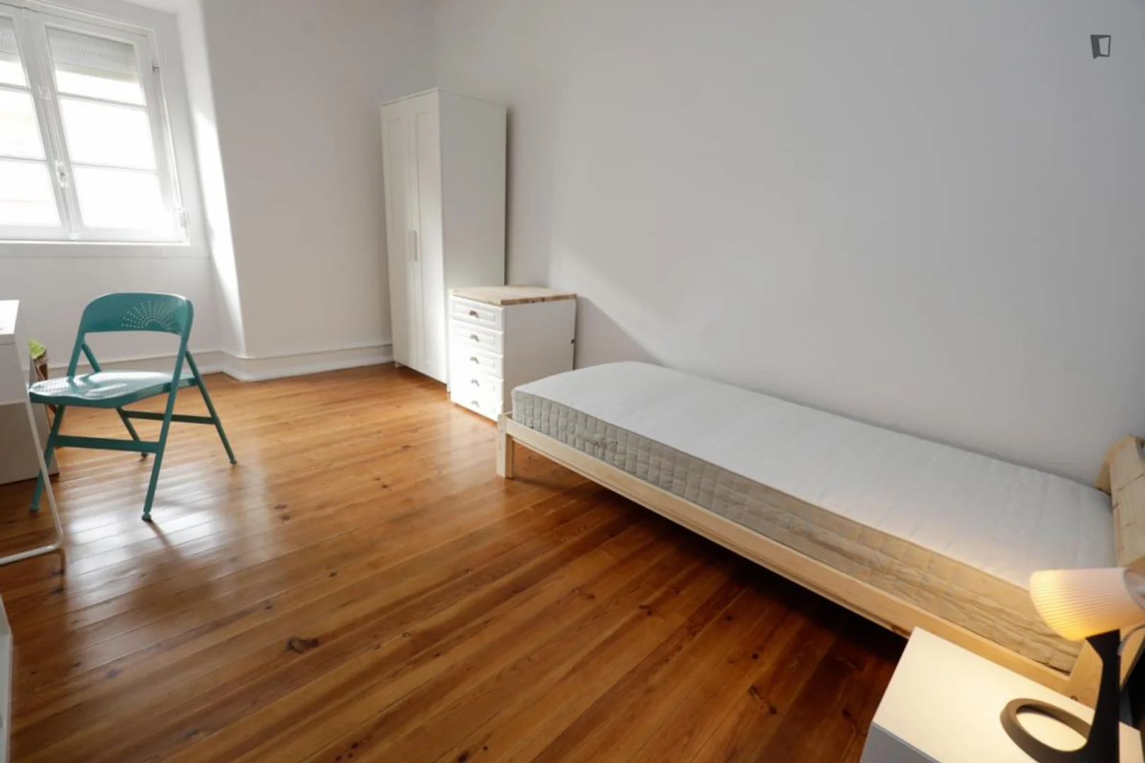 Quarto de estudante económico perto do campus em 
